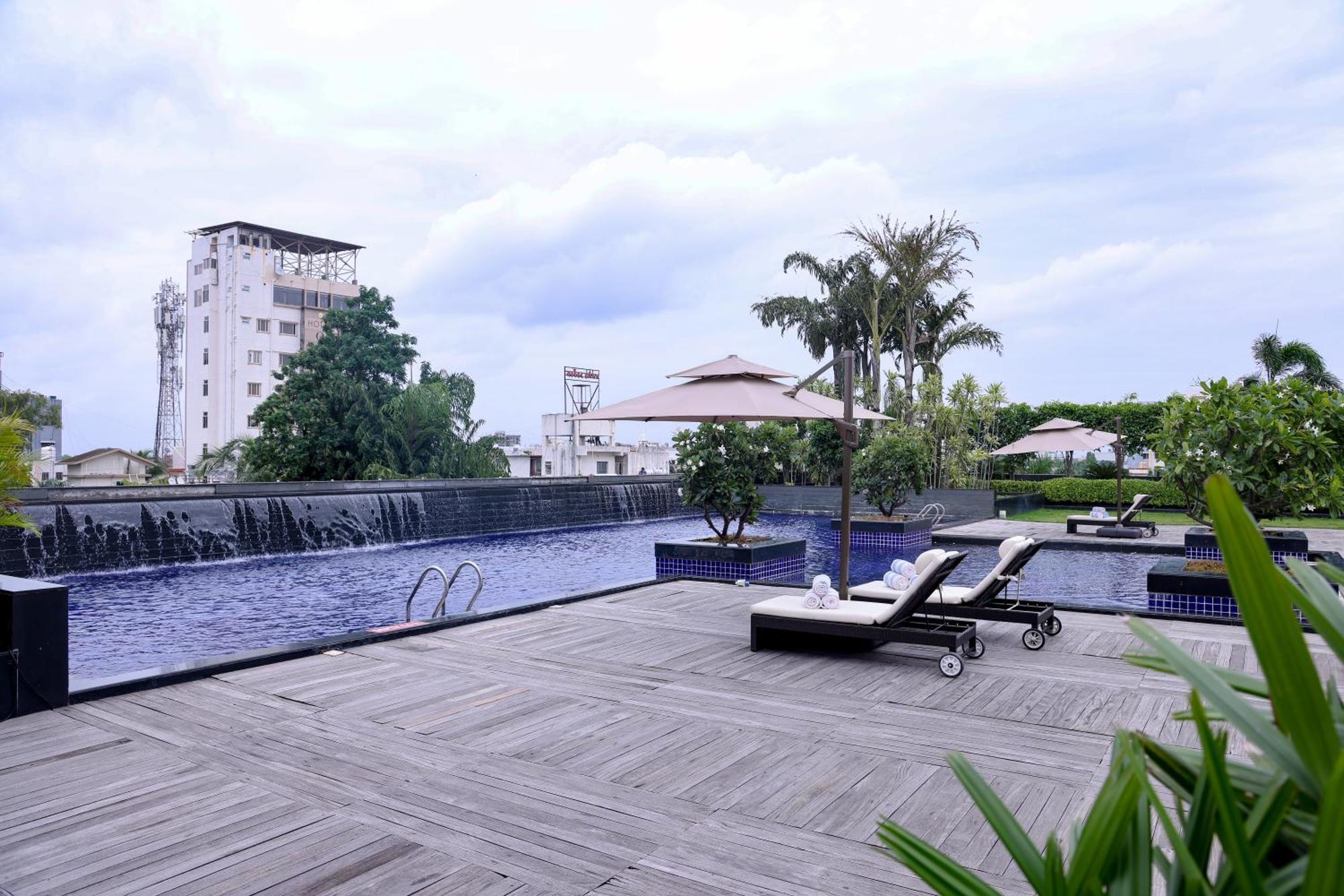 Balaji Sarovar Premiere Solapur Ngoại thất bức ảnh